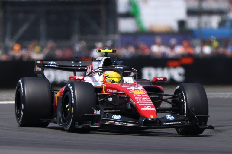 Grand Prix de Grande-Bretagne : Hamilton surprend en pneus durs, McLaren à la peine