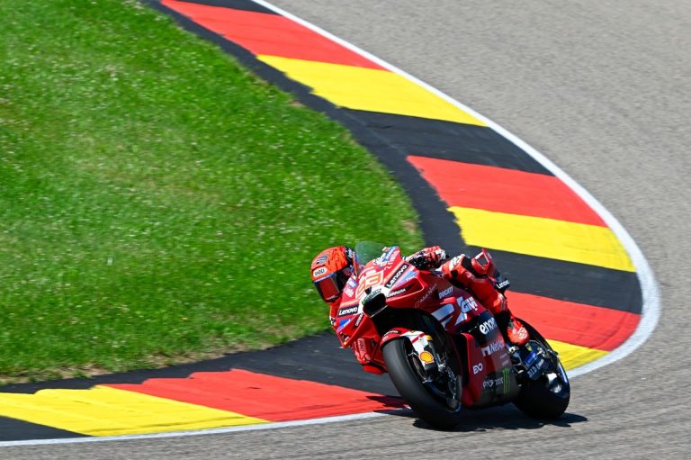 MotoGP : Márquez s’offre la pole au Sachsenring, chute inquiétante pour Bezzecchi